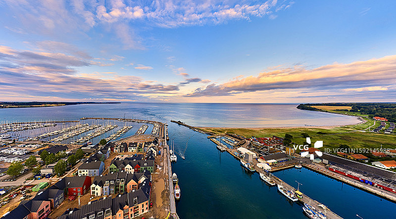 海湾附近的小型古镇港口图片素材