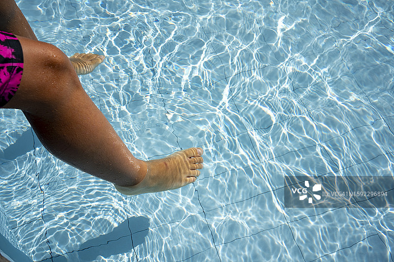 泳池中休息的双脚特写图片素材