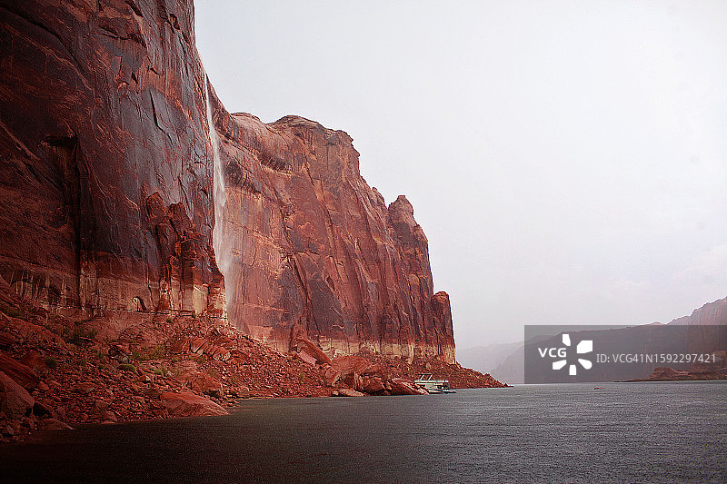 鲍威尔湖的红岩瀑布和船屋图片素材