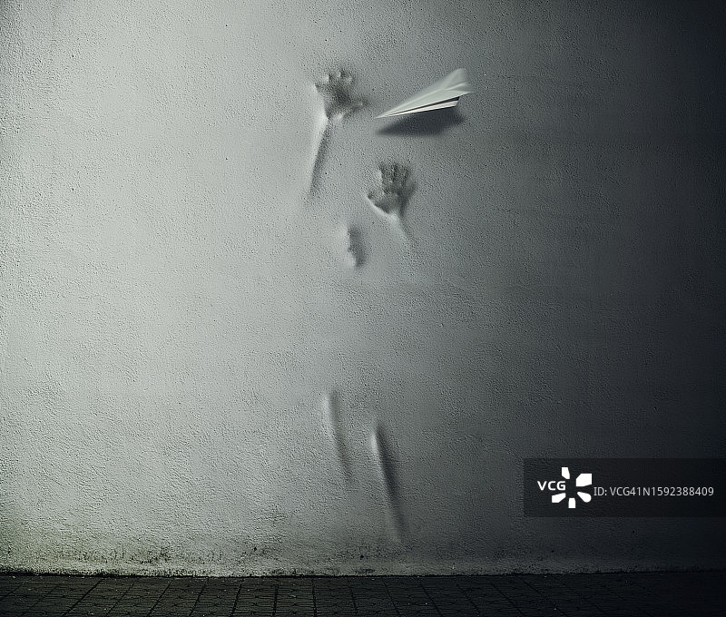 试图突破石墙的人物的浮雕图片素材