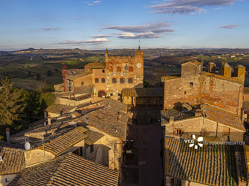 托斯卡纳航拍：切尔塔尔多的历史中心和普雷托里奥宫图片素材