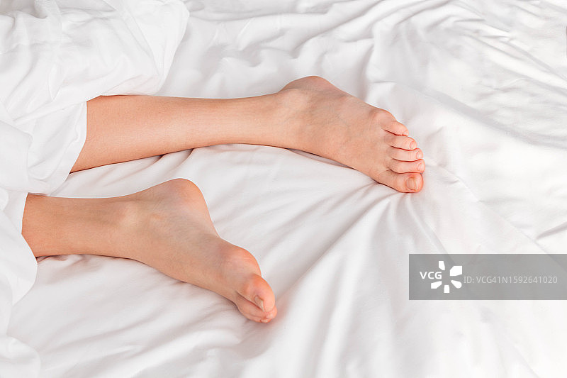 在床上睡觉的男孩的光脚，仰视图片素材