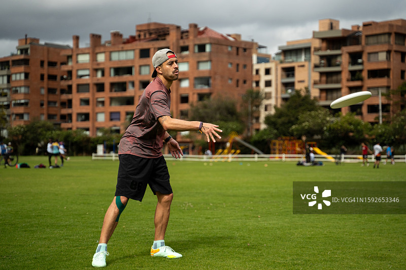 中年男人在公园里扔飞盘图片素材