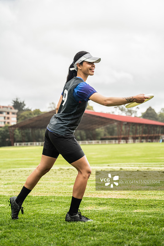 在公园里玩飞盘的年轻女人图片素材