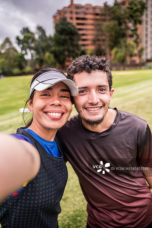 朋友们在户外运动时自拍-相机视角图片素材