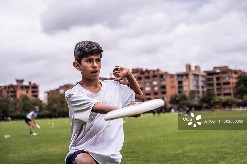 儿童在公园里扔飞盘图片素材