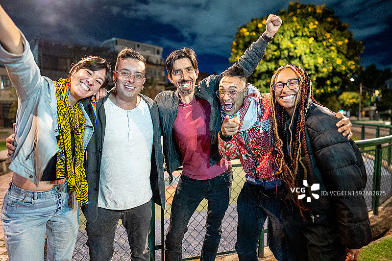 朋友们在户外合影的肖像图片素材