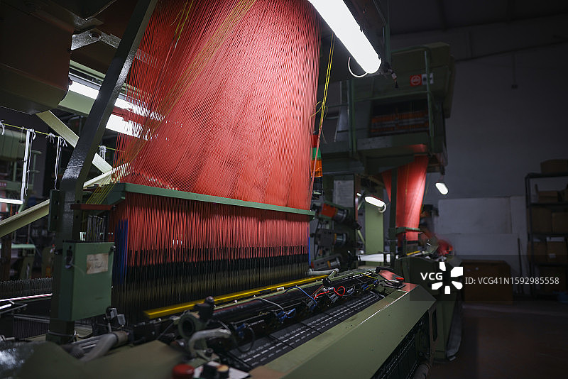 纺织厂织布机上的彩色纱线图片素材