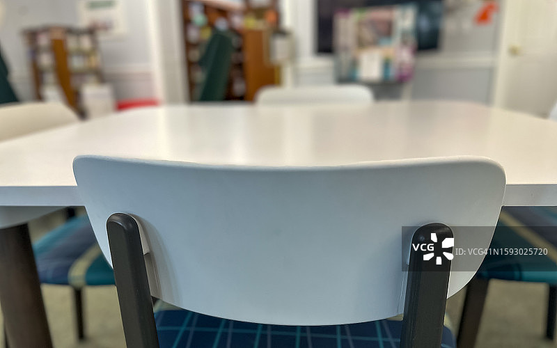 公共图书馆里的学生课桌椅图片素材