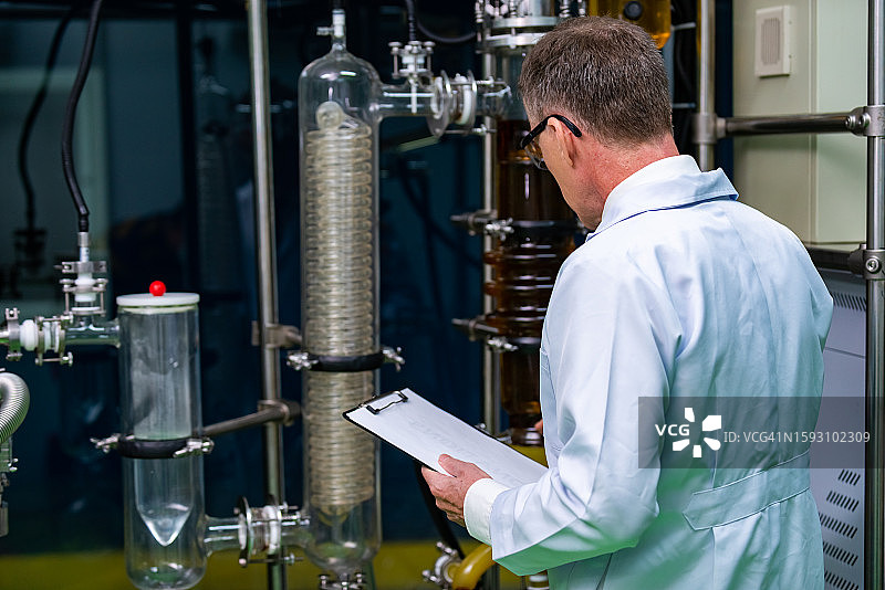 穿实验服的白人男科学家在实验室工作图片素材