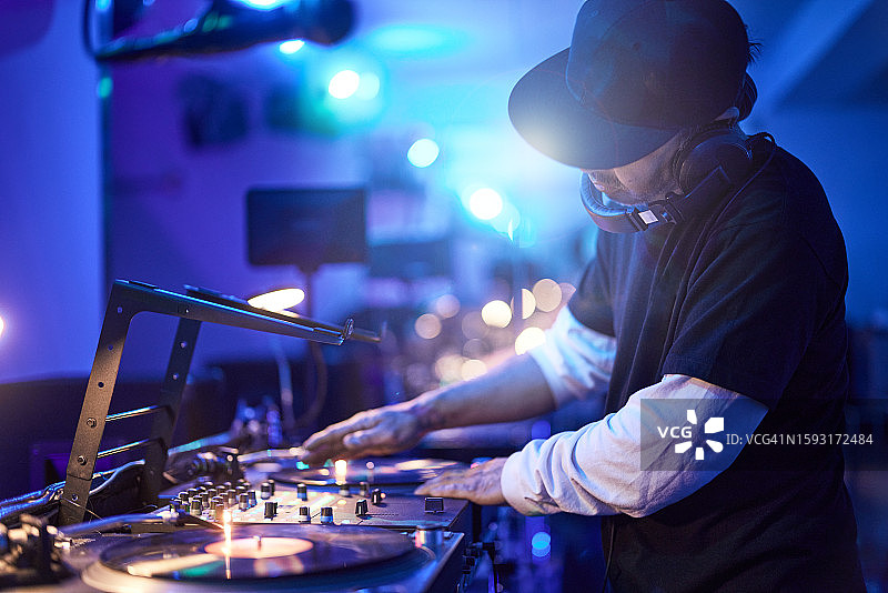 男人享受迪斯科音乐图片素材