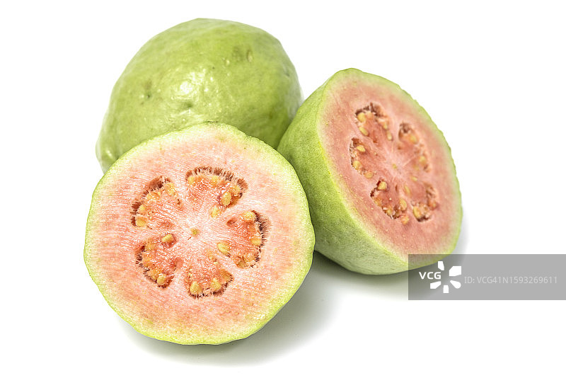 白色背景上孤立的粉色番石榴图片素材