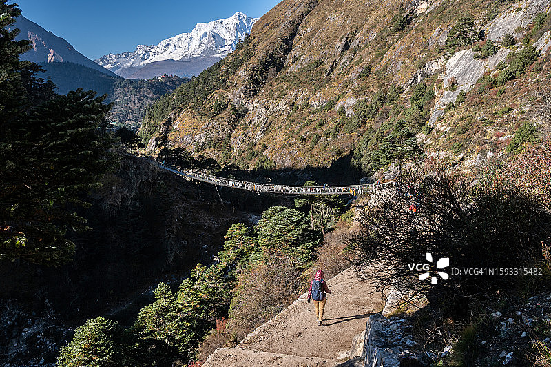 一名游客走在通往尼泊尔珠穆朗玛峰大本营的路上图片素材