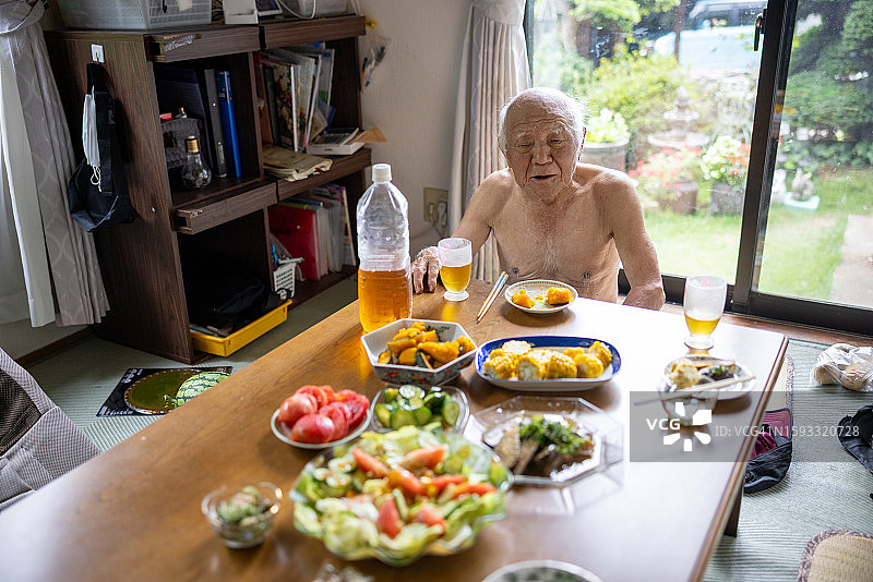 年长的男人在家吃午饭图片素材