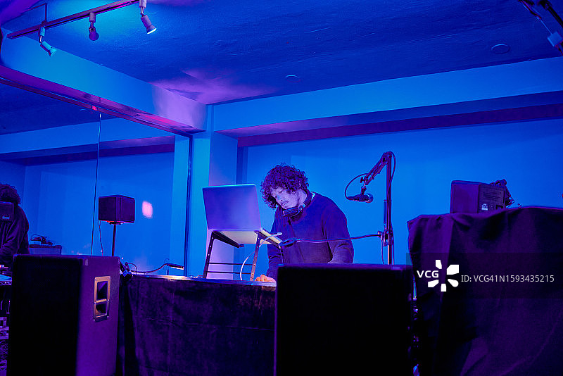 男人享受迪斯科音乐图片素材