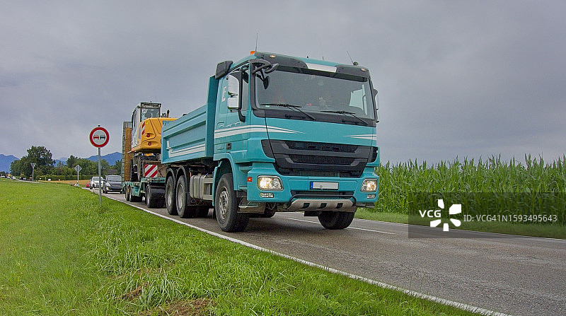 自卸车或翻斗车图片素材