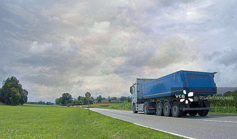 自卸车或翻斗车图片素材