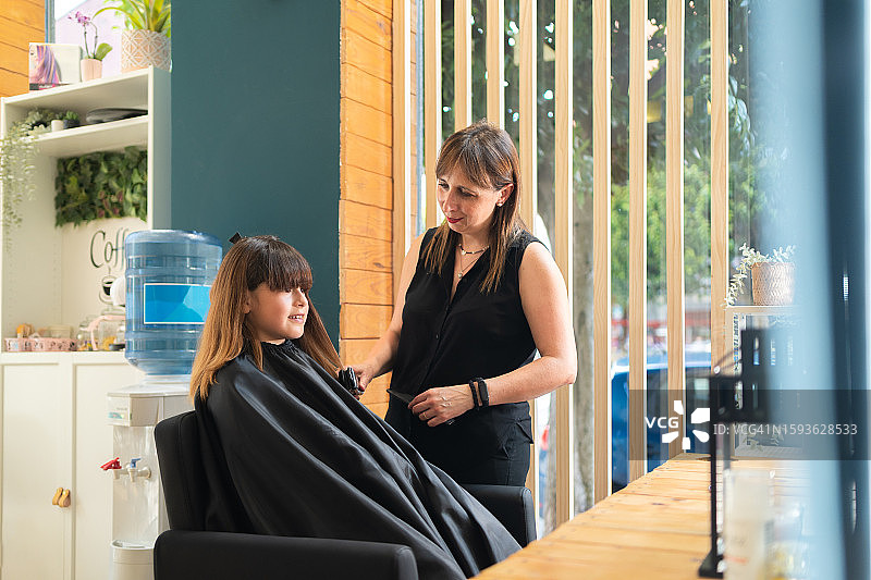 理发师和女孩在美发沙龙图片素材