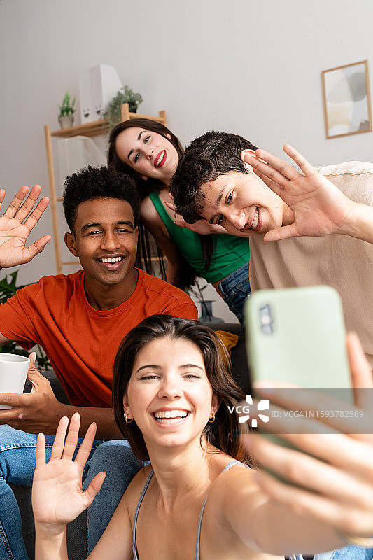 一群朋友在客厅自拍图片素材