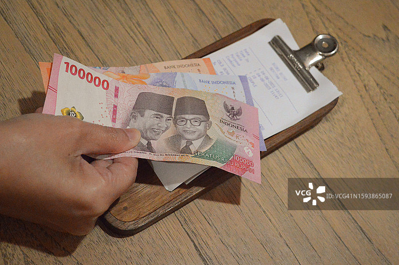 女人支付餐厅账单图片素材