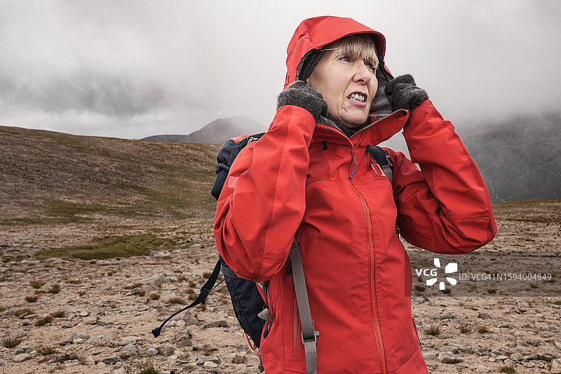 寒冷多风天气徒步图片素材