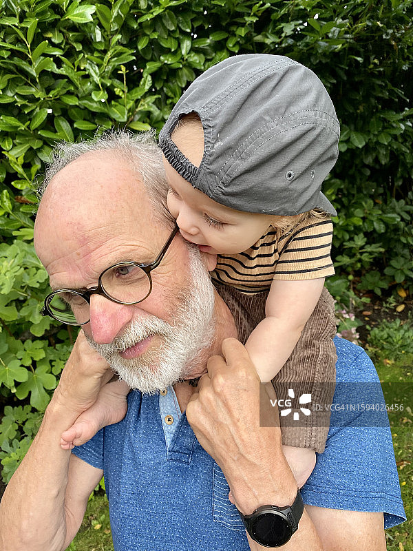 爷爷和孙子图片素材