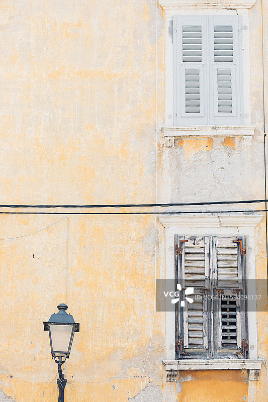 黄色墙壁和路灯图片素材