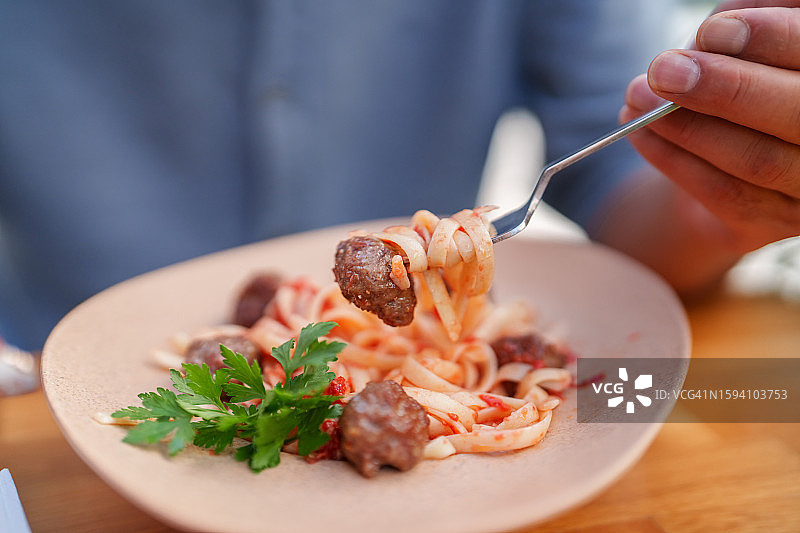 番茄酱肉丸意大利宽面条配欧芹图片素材