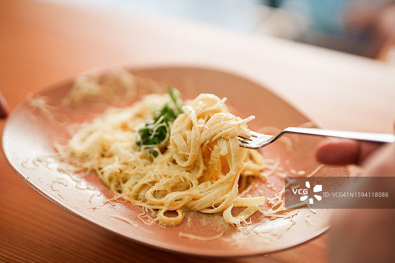 一碗奶油宽面条的聚焦照片图片素材