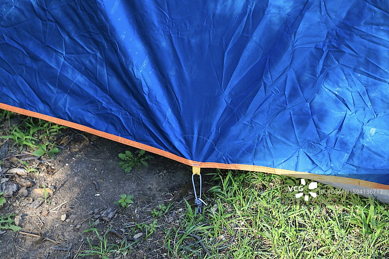 带系紧带的露营帐篷图片素材