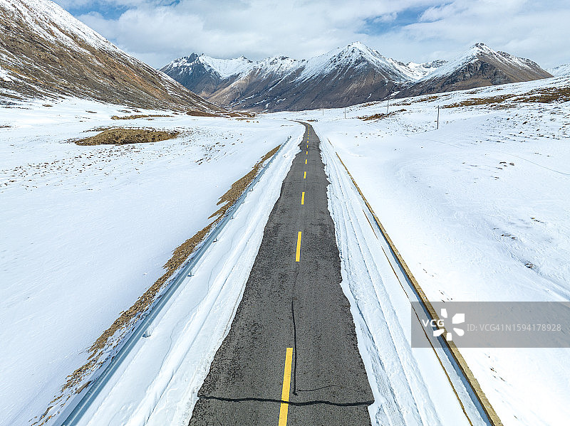 西藏雪景公路图片素材