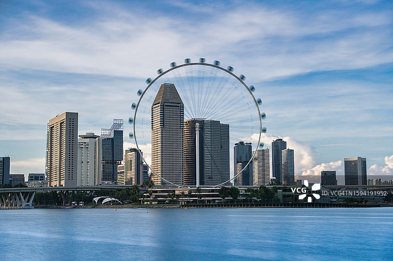 新加坡著名地标摩天观景轮白天长曝光照片图片素材