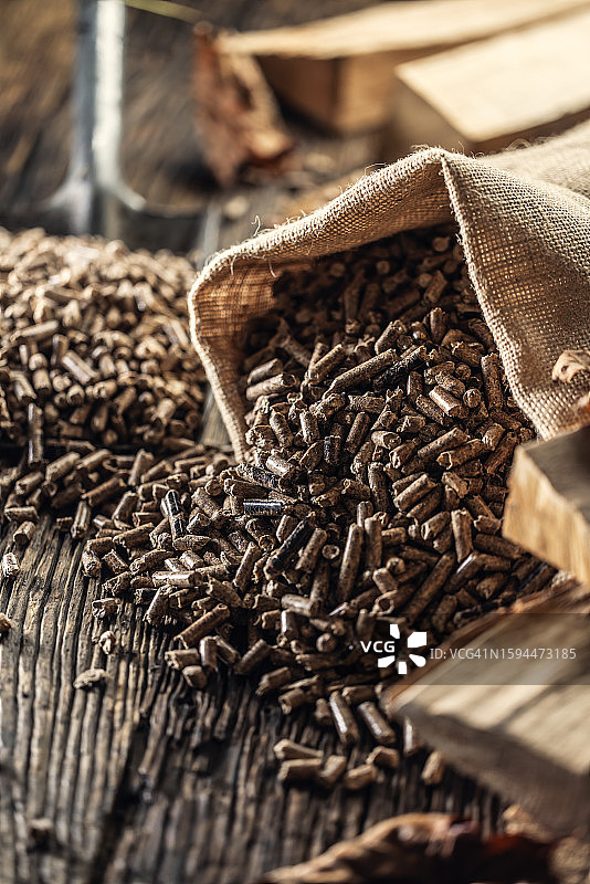 散落在旧房子锅炉房麻袋中的加热颗粒图片素材