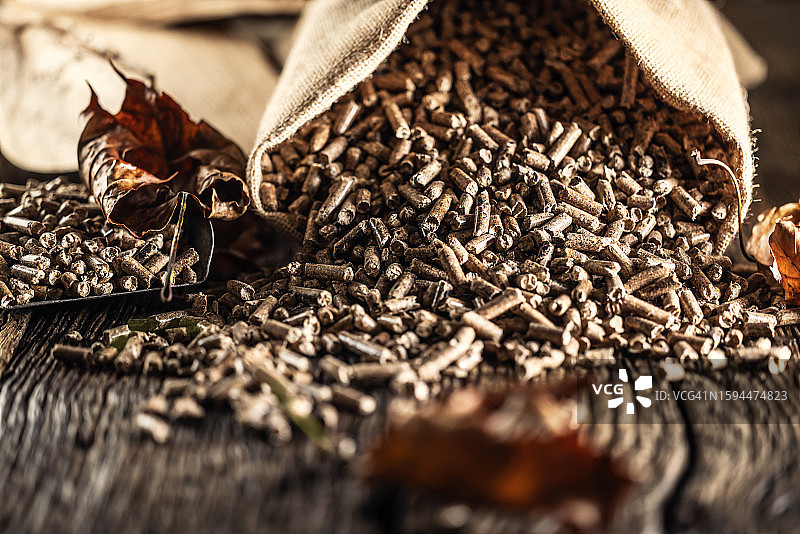 散落在旧房子锅炉房麻袋中的加热颗粒图片素材