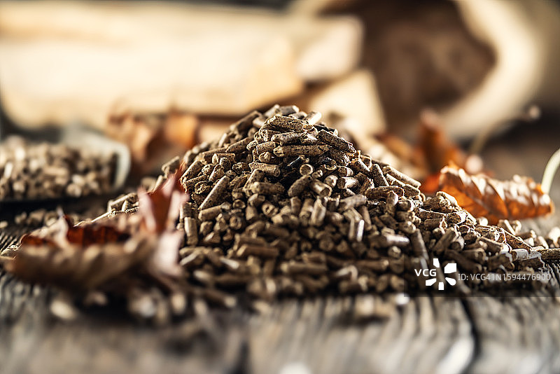 旧锅炉房磨损木板上的一堆木质颗粒图片素材