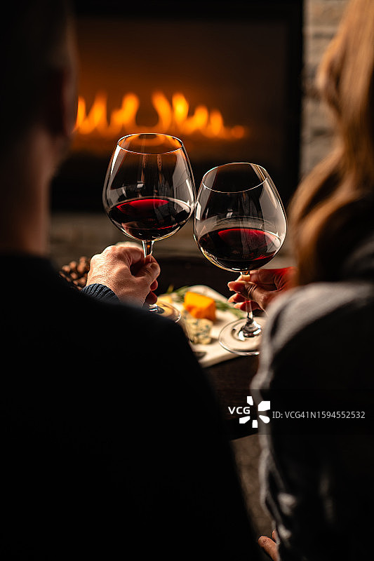 情侣举着酒杯欢呼的头部特写背面图片素材