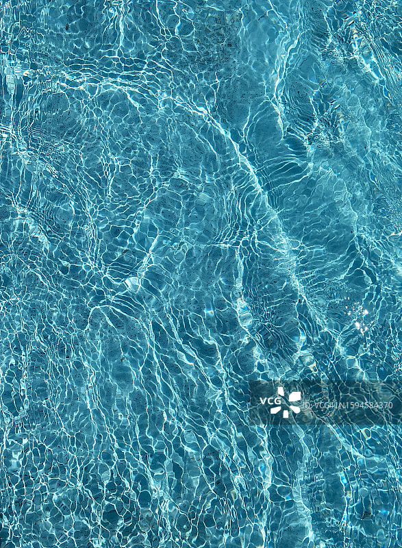 游泳池中的蓝色水面竖版背景摄影照片图片素材