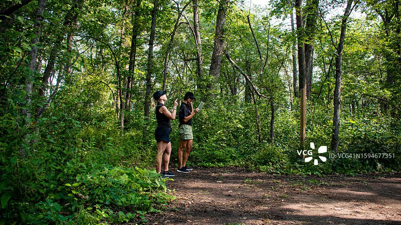 创新环境研究：利用数字平板实现可持续未来的解决方案图片素材