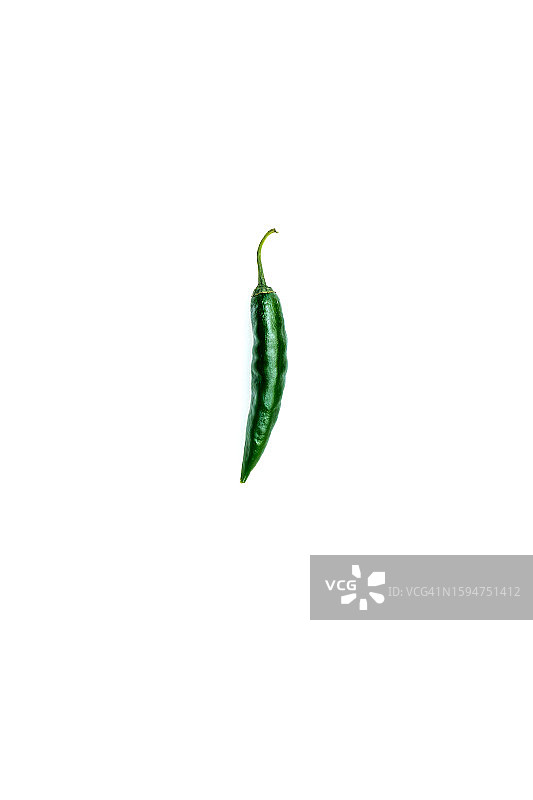 白色背景上的单根绿辣椒照片图片素材