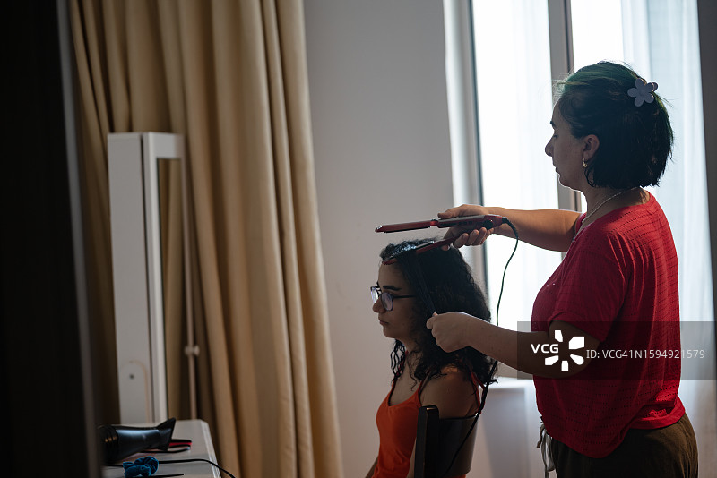 使用直发器的女人照片图片素材