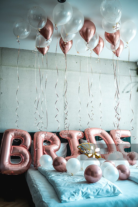 气球装饰的新娘床图片素材