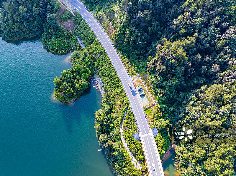 俯瞰群山的大型水库和公路桥图片素材