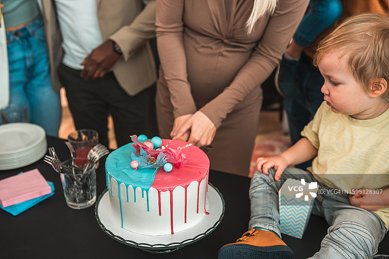 准妈妈切蛋糕揭晓宝宝性别图片素材
