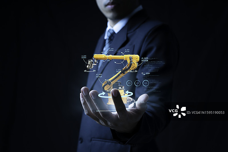 工业工程师通过增强现实分析3D模型图片素材