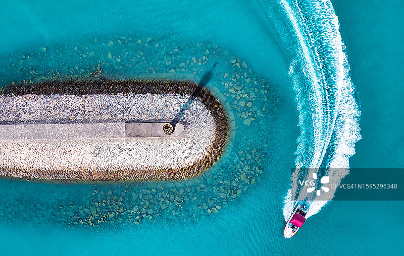 游艇驶过灯塔图片素材