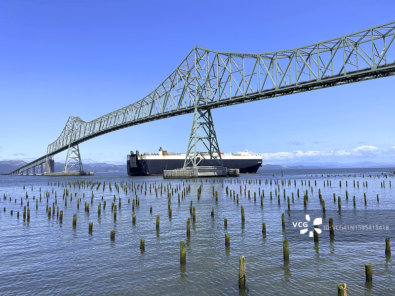 仰望横跨俄勒冈州和华盛顿州哥伦比亚河下游的阿斯托利亚-梅格勒大桥。图片素材