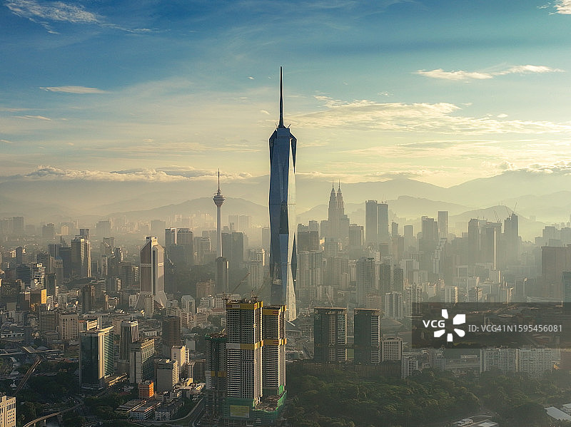 吉隆坡独立时代118大楼及其他摩天大楼日出鸟瞰图图片素材