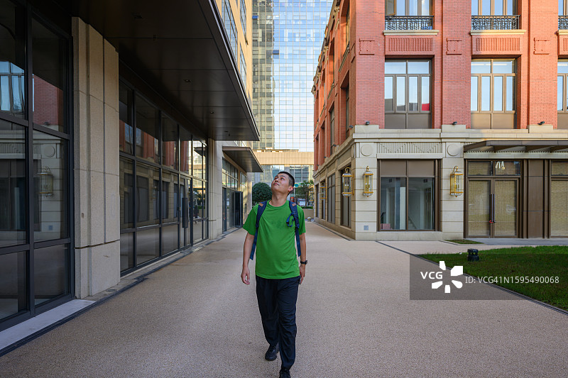 亚洲男子在城市旅行并使用电子设备图片素材