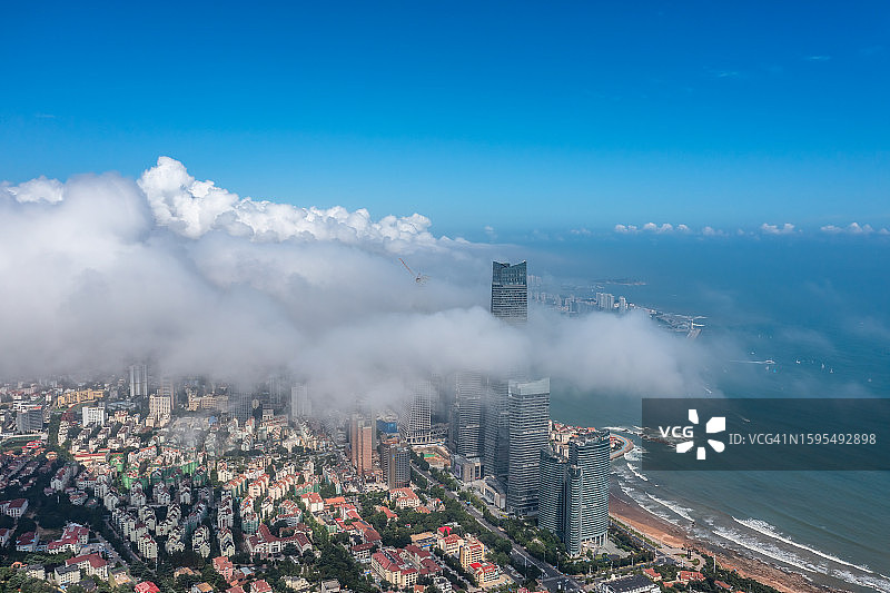 雾中青岛城市天际线无人机航拍图片素材