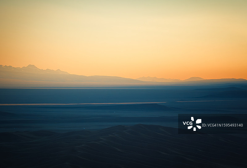 中国新疆柔和的日落景色和山脉图片素材